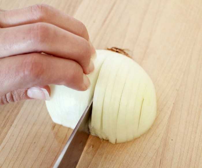 Как быстро нарезать лук без слез